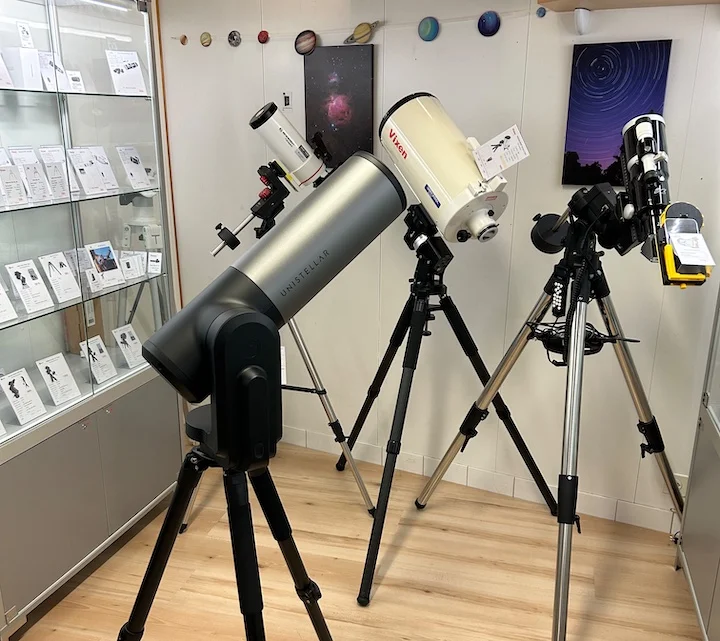 Schaufenster und Ladenfassade des Optikgeschäfts in Genf